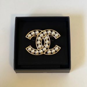 Beautiful pearl Chanel Brooch, NEW